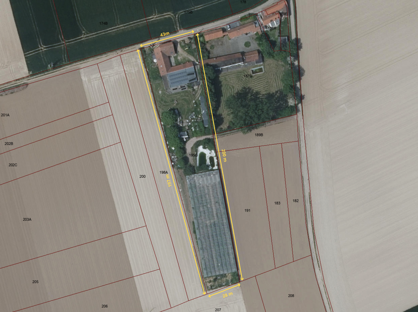 À vendre – Ancien corps de ferme rénové au cœur de la campagne (± 7000 m² de terrain)&lt;br /&gt;
Terrain au milieu des champs de 7000 m² environ avec vues